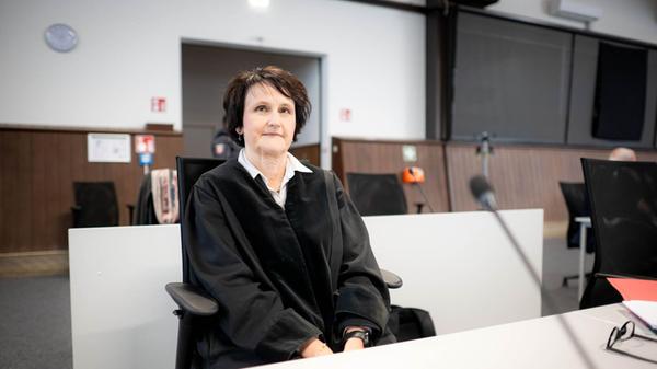 Staatsanwältin Annette Marquardt wartet zu Beginn