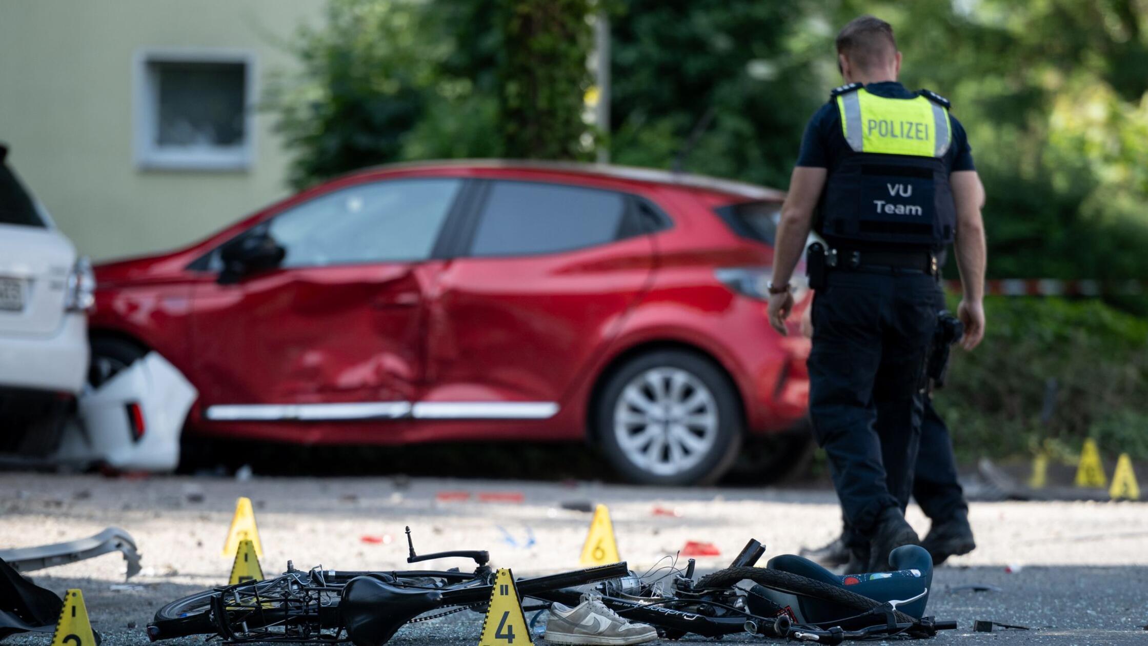 Ein Fahrrad liegt auf der Straße. Die Polizei sich