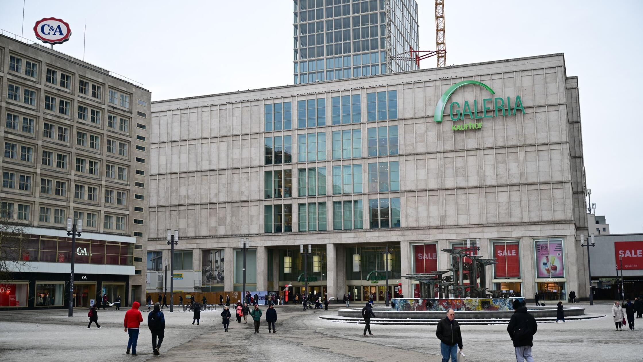 Das Kaufhaus Galeria Kaufhof am Alexanderplatz. (z
