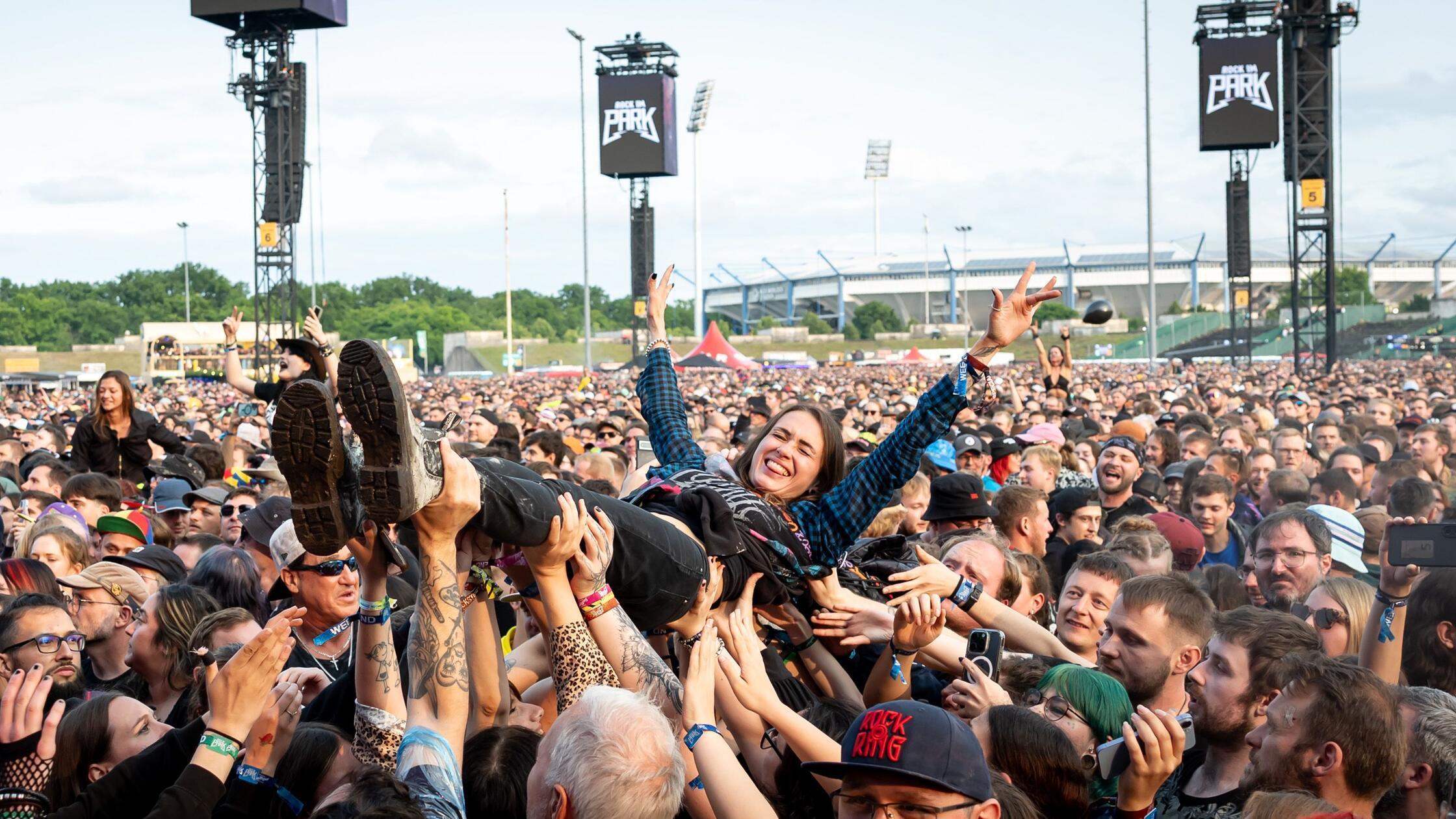 Eine Zuschauerin wird beim Open-Air-Festival «Rock