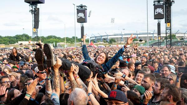 Eine Zuschauerin wird beim Open-Air-Festival «Rock