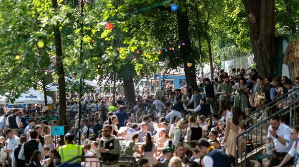 Zahlreiche Menschen besuchen die Erlanger Bergkirc