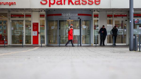 Security-Mitarbeiter stehen vor der Sparkasse Gels