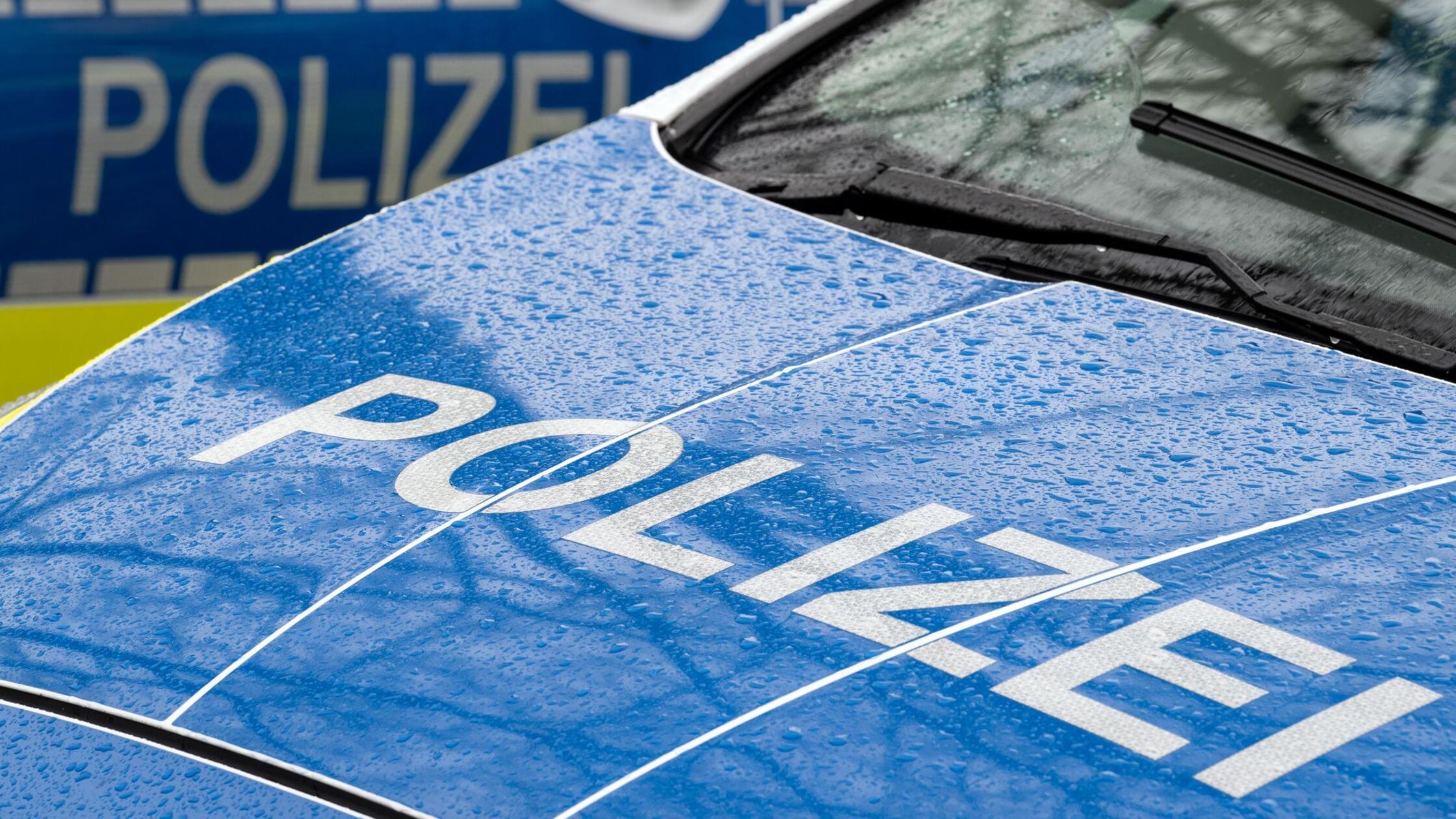 Der Schriftzug „Polizei“ auf der Kühlerhaube eines