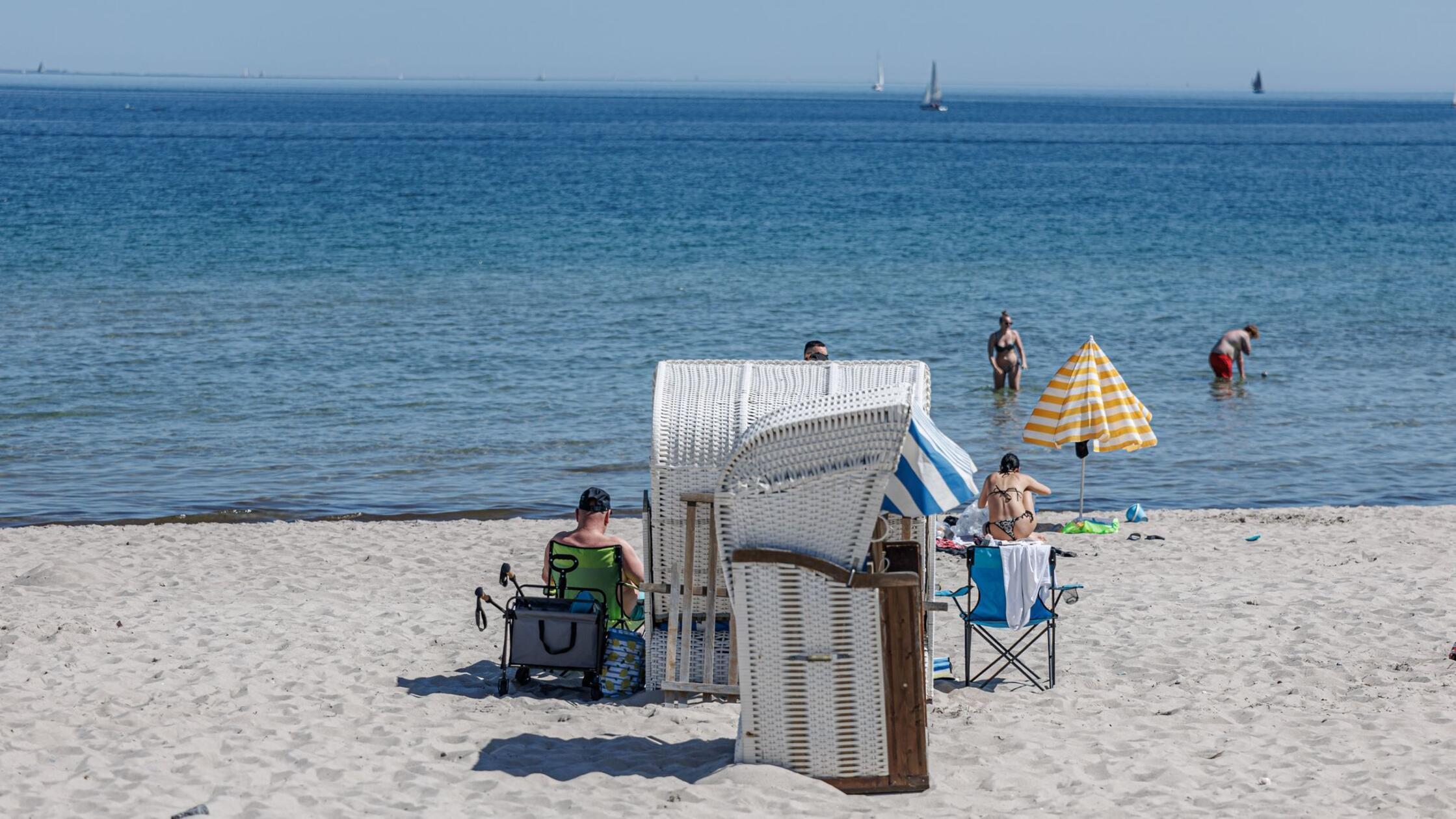 Besucher genießen einen sommerlich heissen Pfingst
