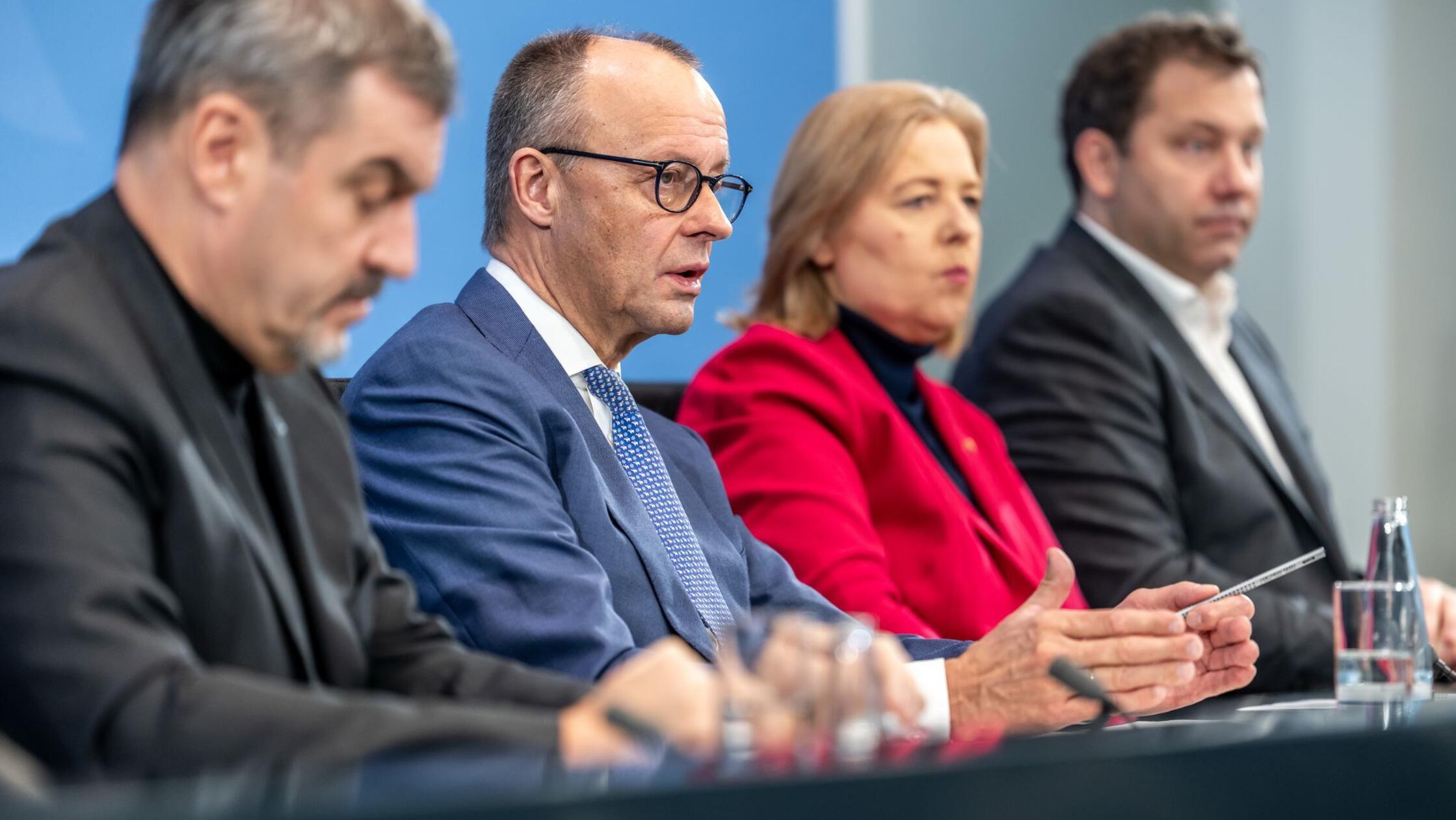 Bundeskanzler Friedrich Merz (2.v.l., CDU), Lars K