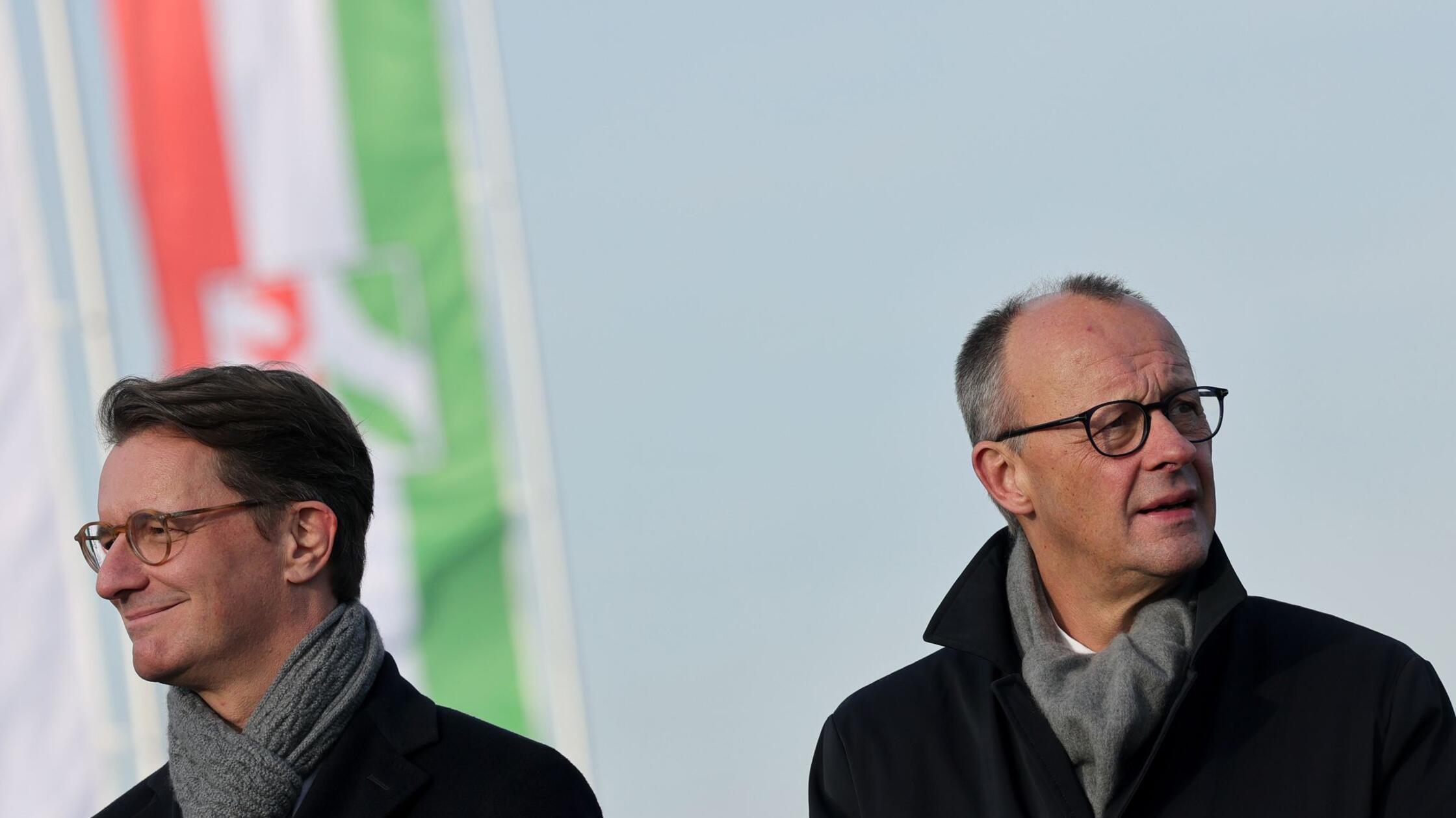 Hendrik Wüst (l, CDU), Ministerpräsident Nordrhein