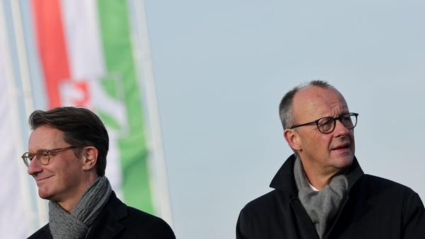Hendrik Wüst (l, CDU), Ministerpräsident Nordrhein
