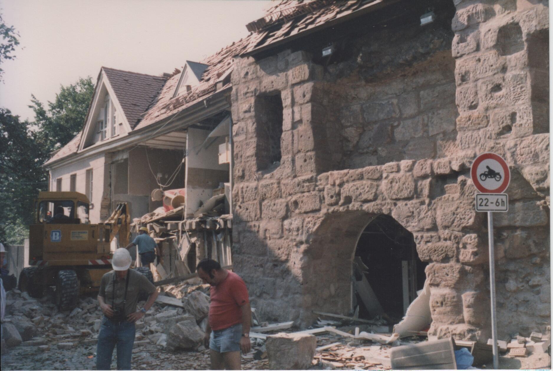 Vor 40 Jahren, am Morgen des 25. Juni 1986, erschütterte eine gewaltige Explosion den westlichen Teil der Schwabacher Altstadt. Ausgetretenes Stadtgas hatte sich in den Räumen eines frisch eröffneten Hamburger-Cafés entzündet. Innerhalb von Sekunden stürzte in weiten Teilen ein gerade erst renoviertes Gebäude ein, das mit den Resten des mittelalterlichen Zöllnertors zu einem schicken Wohn- und Geschäftshaus umgewandelt worden war.