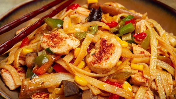 gebratene Nudeln mit Hühnerfleisch und Gemüse, Bam