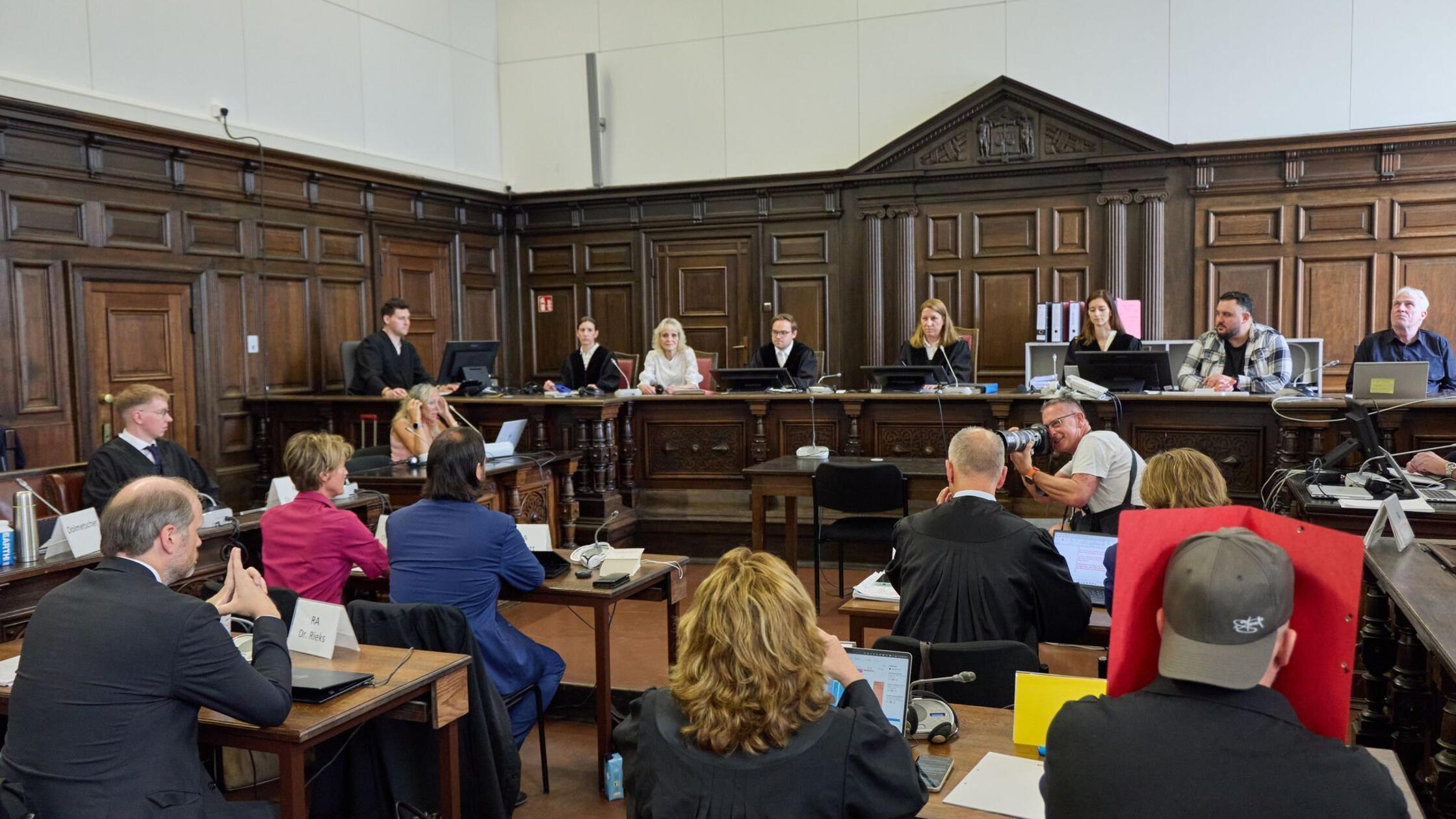 Teilnehmende sitzen im Gerichtssaal im Strafjustiz