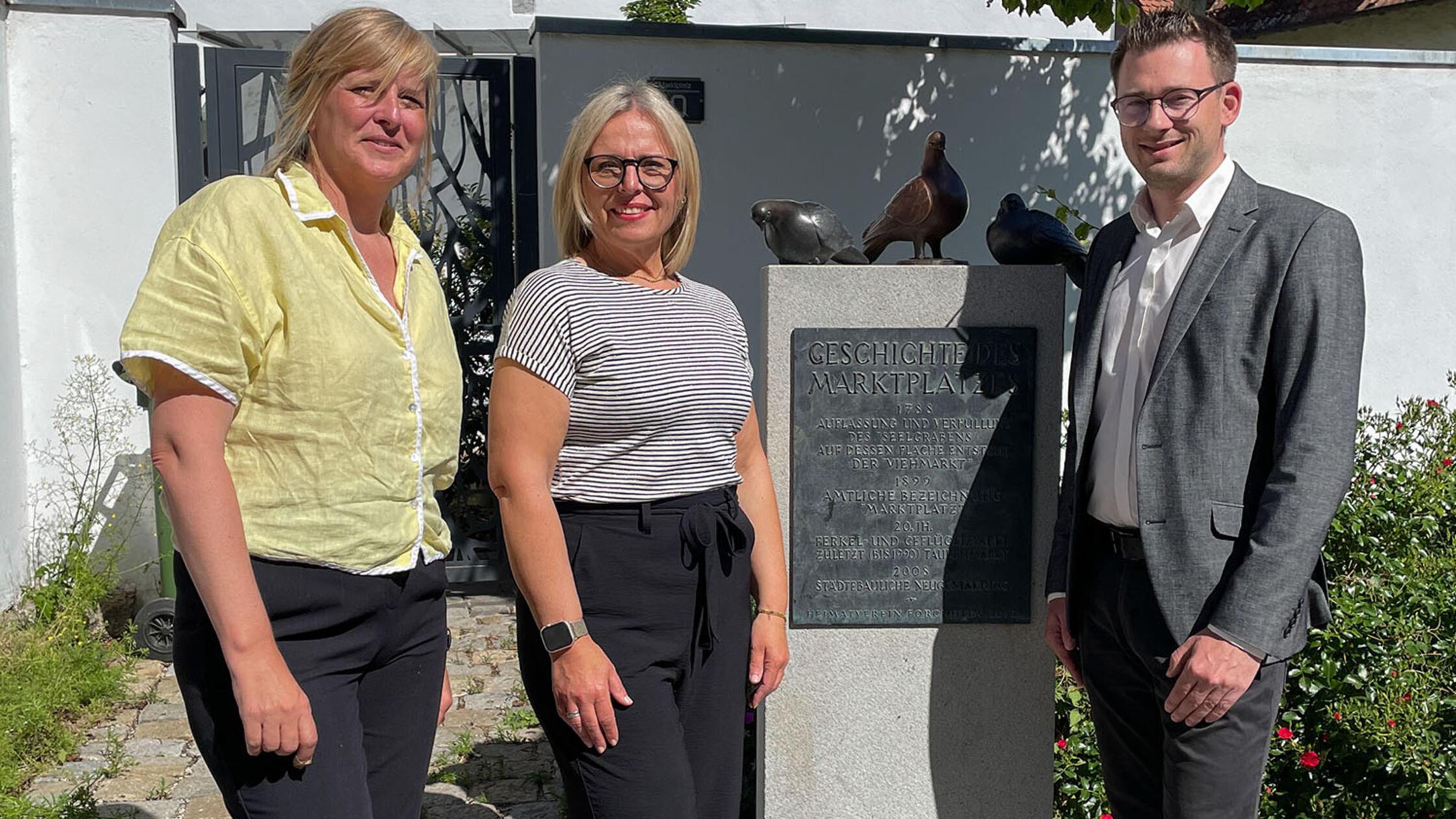 Der Heimatverein hat die beiden Bronzetauben offiz