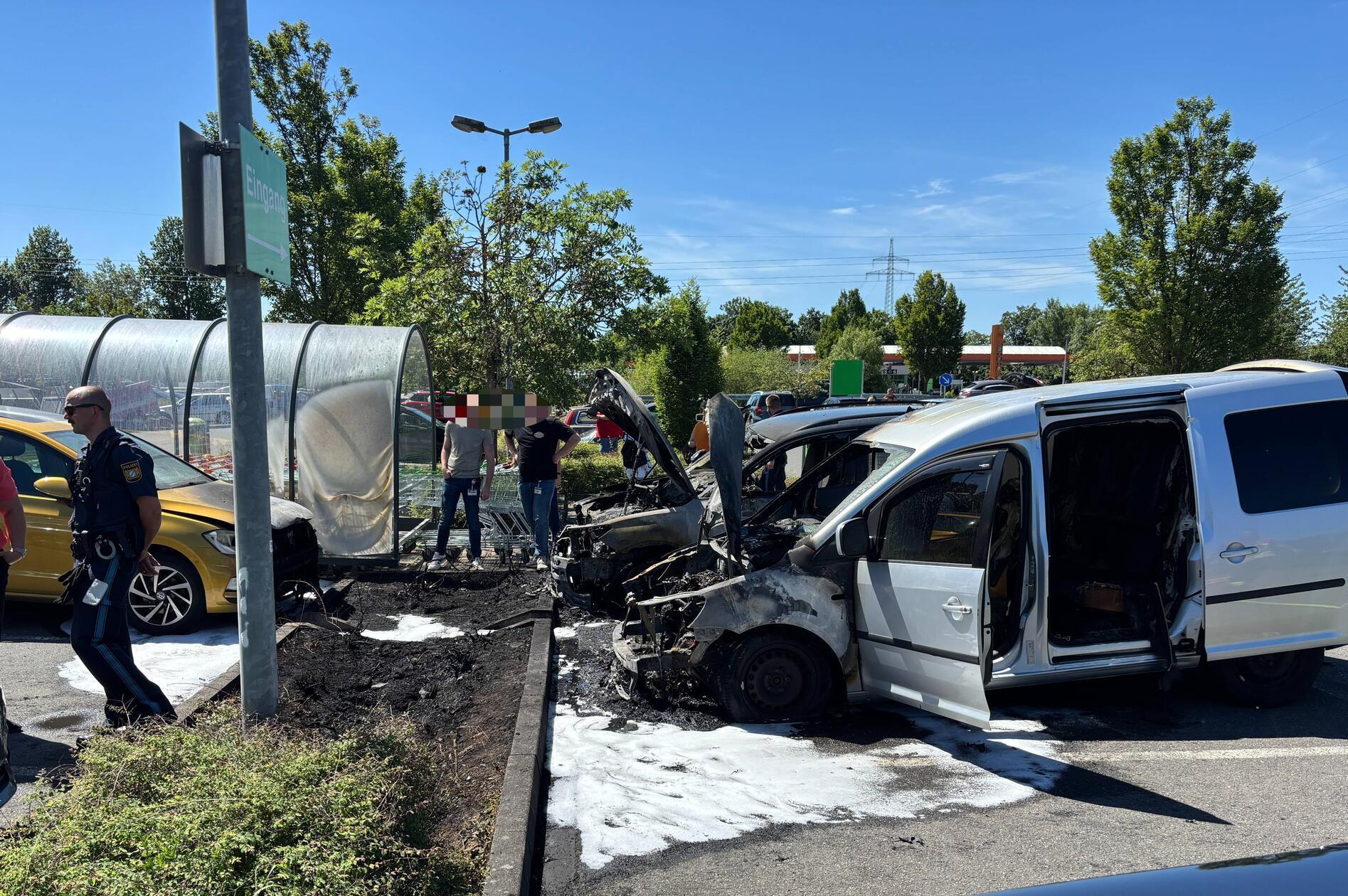 Mehrere Autos sind auf dem Parkplatz beim Globus in Forchheim in Brand geraten.