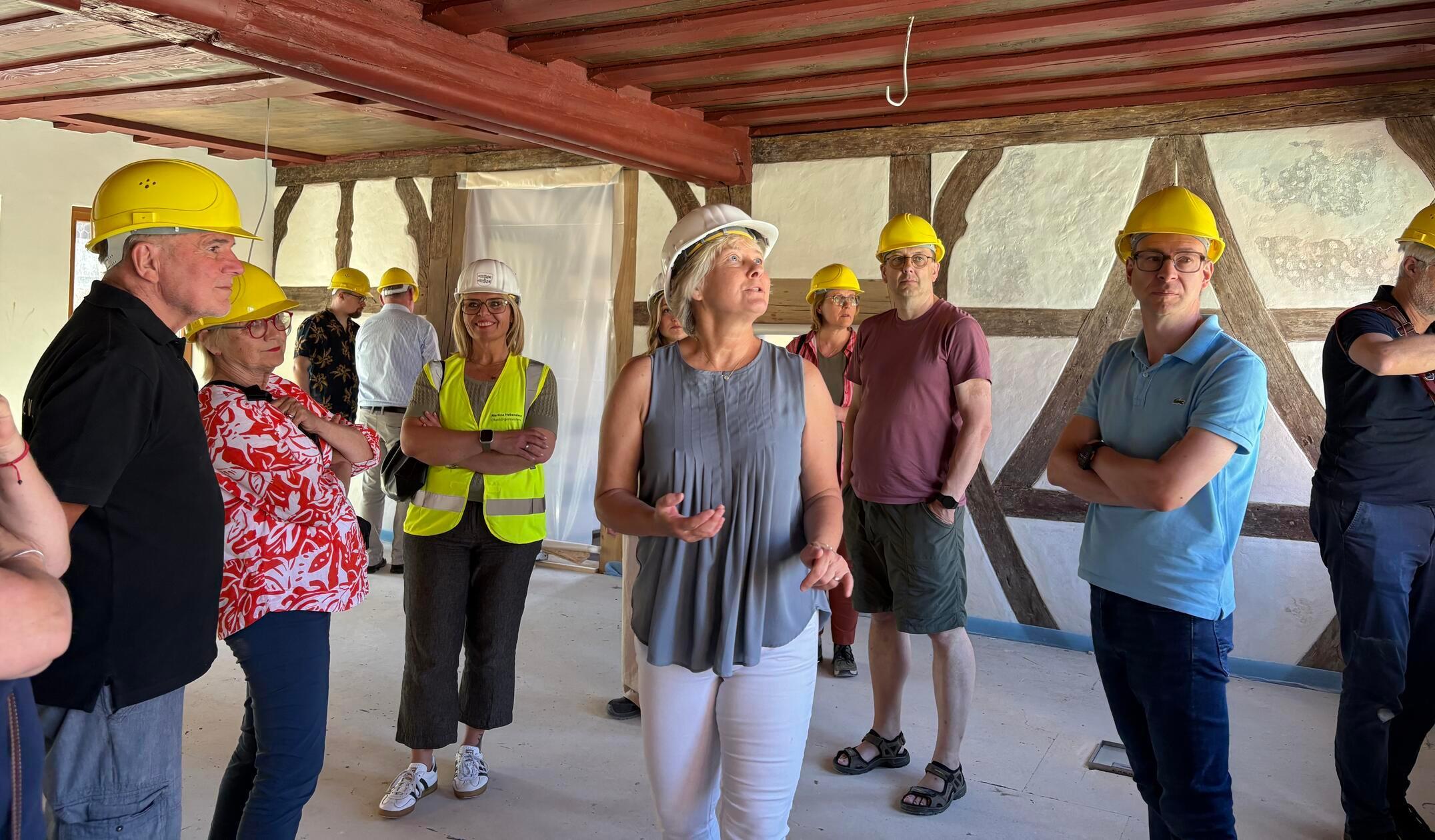 Die Sanierung des Rathauses in Forchheim steckt in den letzten Zügen. OB Martina Hebendanz und die städtische Projektleiterin Claudia Greve laden zu einer exklusiven Begehung ein, um den aktuellen Stand zu sehen. Unsere Redaktion war vor Ort.