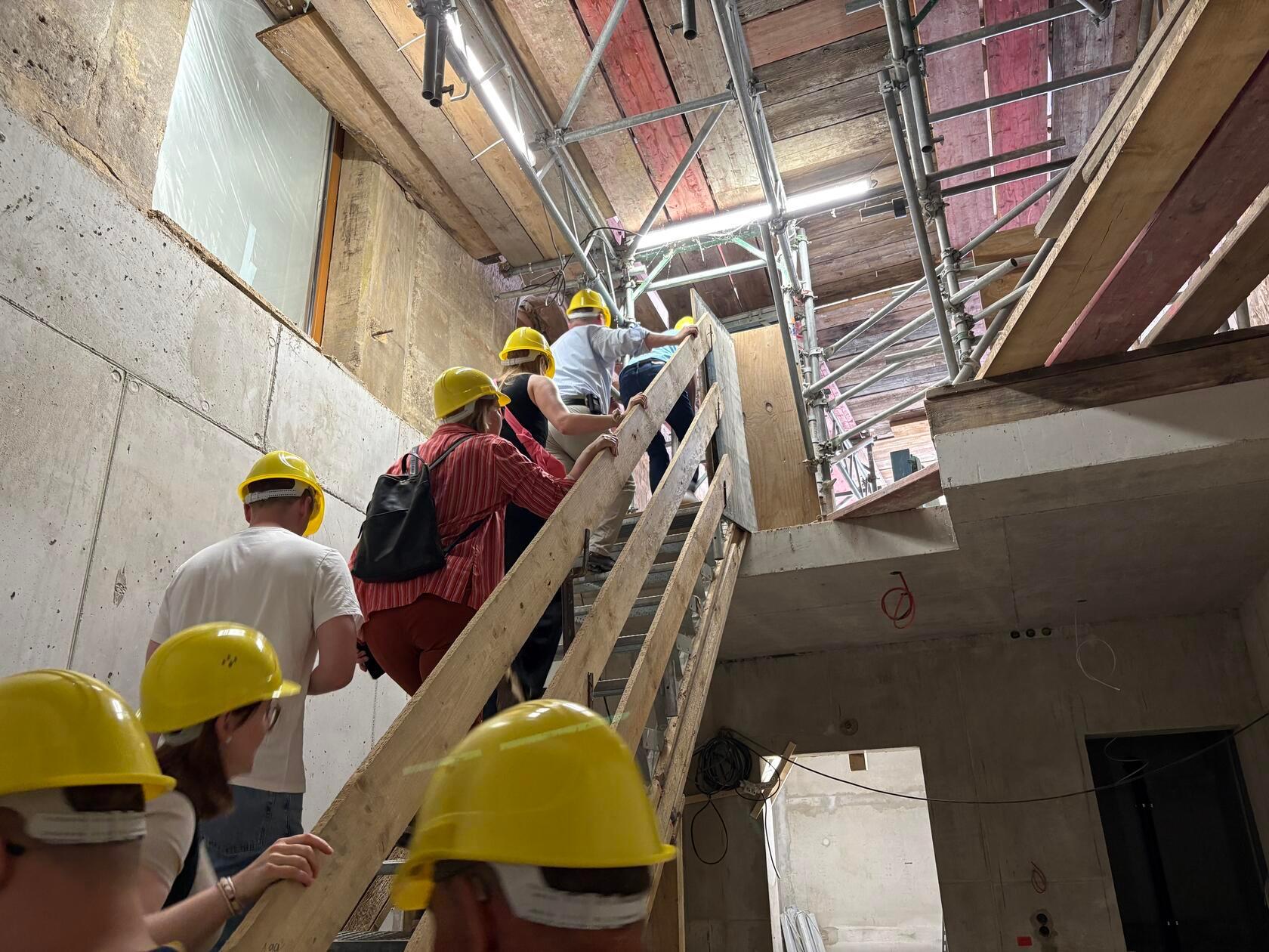 Die Sanierung des Rathauses in Forchheim befindet sich auf der Zielgeraden. OB Martina Hebendanz und die städtische Projektleiterin Claudia Greve luden nun zu einer exklusiven Begehung ein, um den aktuellen Stand zu sehen. Die Bilder.