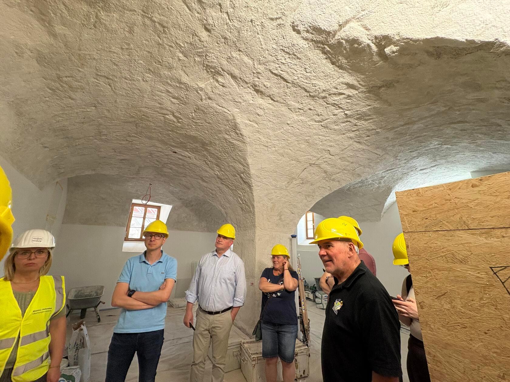 Die Sanierung des Rathauses in Forchheim befindet sich auf der Zielgeraden. OB Martina Hebendanz und die städtische Projektleiterin Claudia Greve luden nun zu einer exklusiven Begehung ein, um den aktuellen Stand zu sehen. Die Bilder.