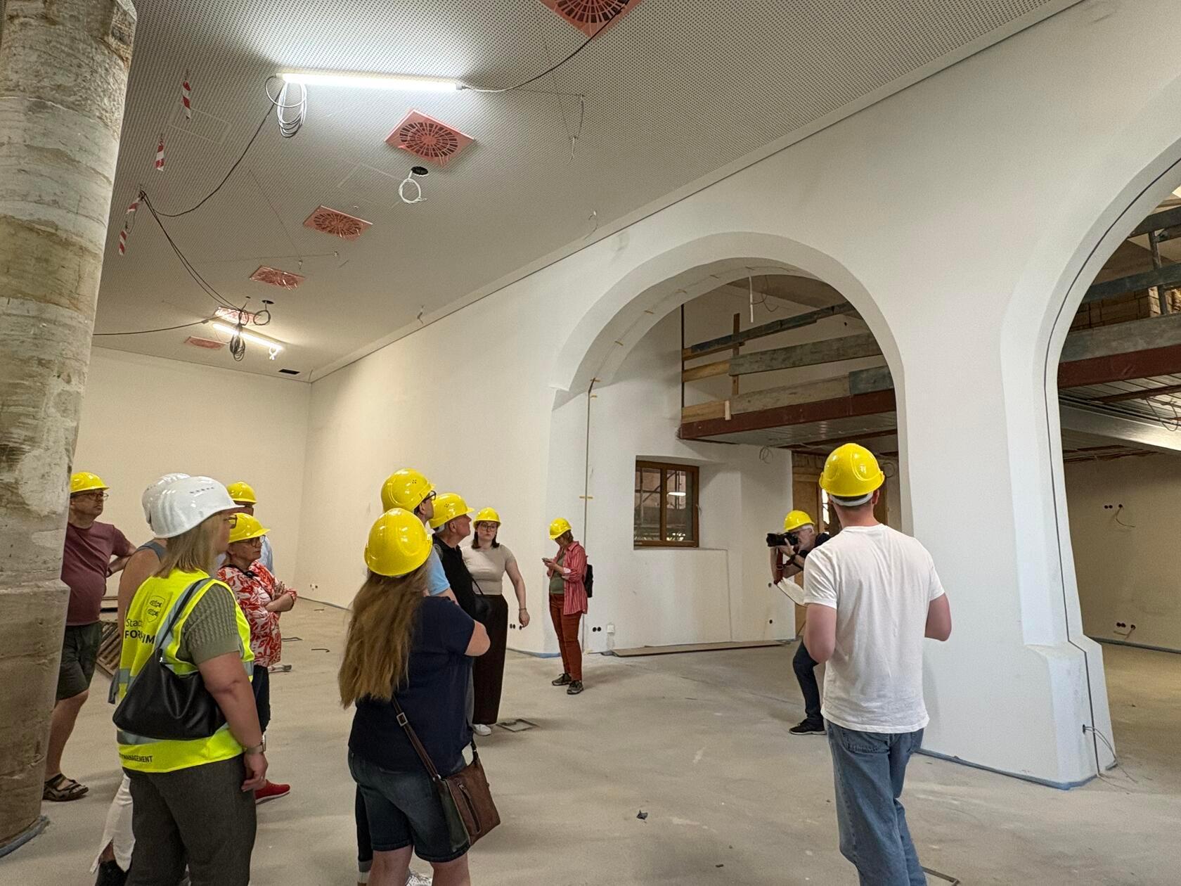 Die Sanierung des Rathauses in Forchheim befindet sich auf der Zielgeraden. OB Martina Hebendanz und die städtische Projektleiterin Claudia Greve luden nun zu einer exklusiven Begehung ein, um den aktuellen Stand zu sehen. Die Bilder.