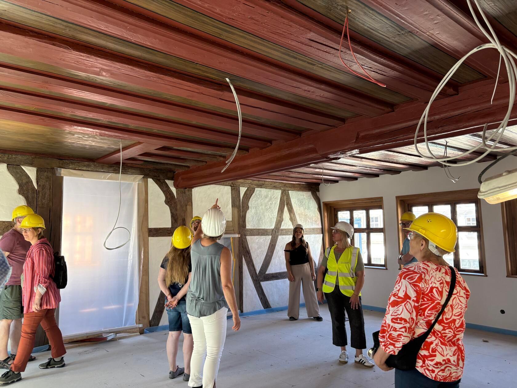 Auf dem Bild zu sehen, ist das Trauzimmer. Die Sanierung des Rathauses in Forchheim steckt in den letzten Zügen. OB Martina Hebendanz und die städtische Projektleiterin Claudia Greve laden zu einer exklusiven Begehung ein, um den aktuellen Stand zu sehen. Unsere Redaktion war vor Ort.
