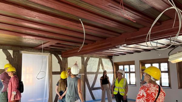Auf dem Bild zu sehen, ist das Trauzimmer. Die Sanierung des Rathauses in Forchheim steckt in den letzten Zügen. OB Martina Hebendanz und die städtische Projektleiterin Claudia Greve laden zu einer exklusiven Begehung ein, um den aktuellen Stand zu sehen. Unsere Redaktion war vor Ort.