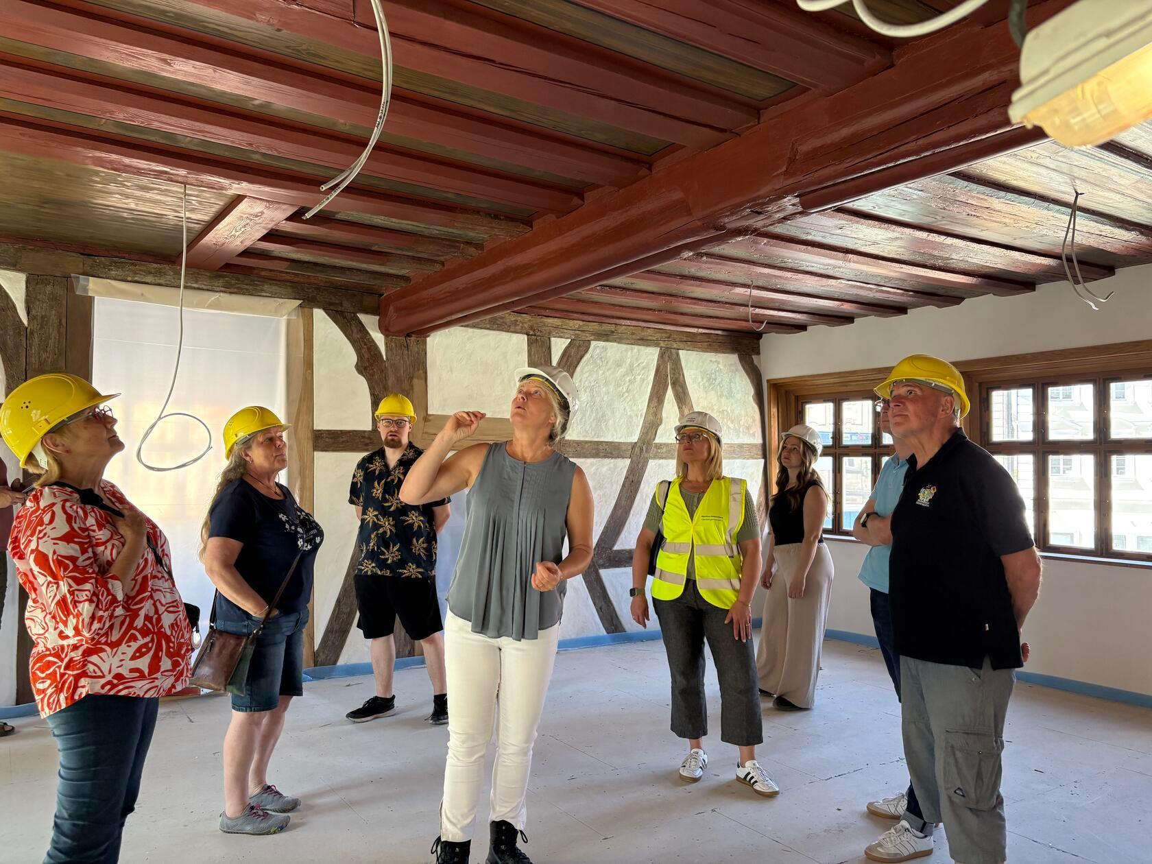 Die Sanierung des Rathauses in Forchheim steckt in den letzten Zügen. OB Martina Hebendanz und die städtische Projektleiterin Claudia Greve laden zu einer exklusiven Begehung ein, um den aktuellen Stand zu sehen. Unsere Redaktion war vor Ort.