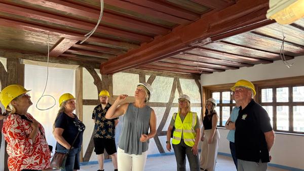 Die Sanierung des Rathauses in Forchheim steckt in den letzten Zügen. OB Martina Hebendanz und die städtische Projektleiterin Claudia Greve laden zu einer exklusiven Begehung ein, um den aktuellen Stand zu sehen. Unsere Redaktion war vor Ort.