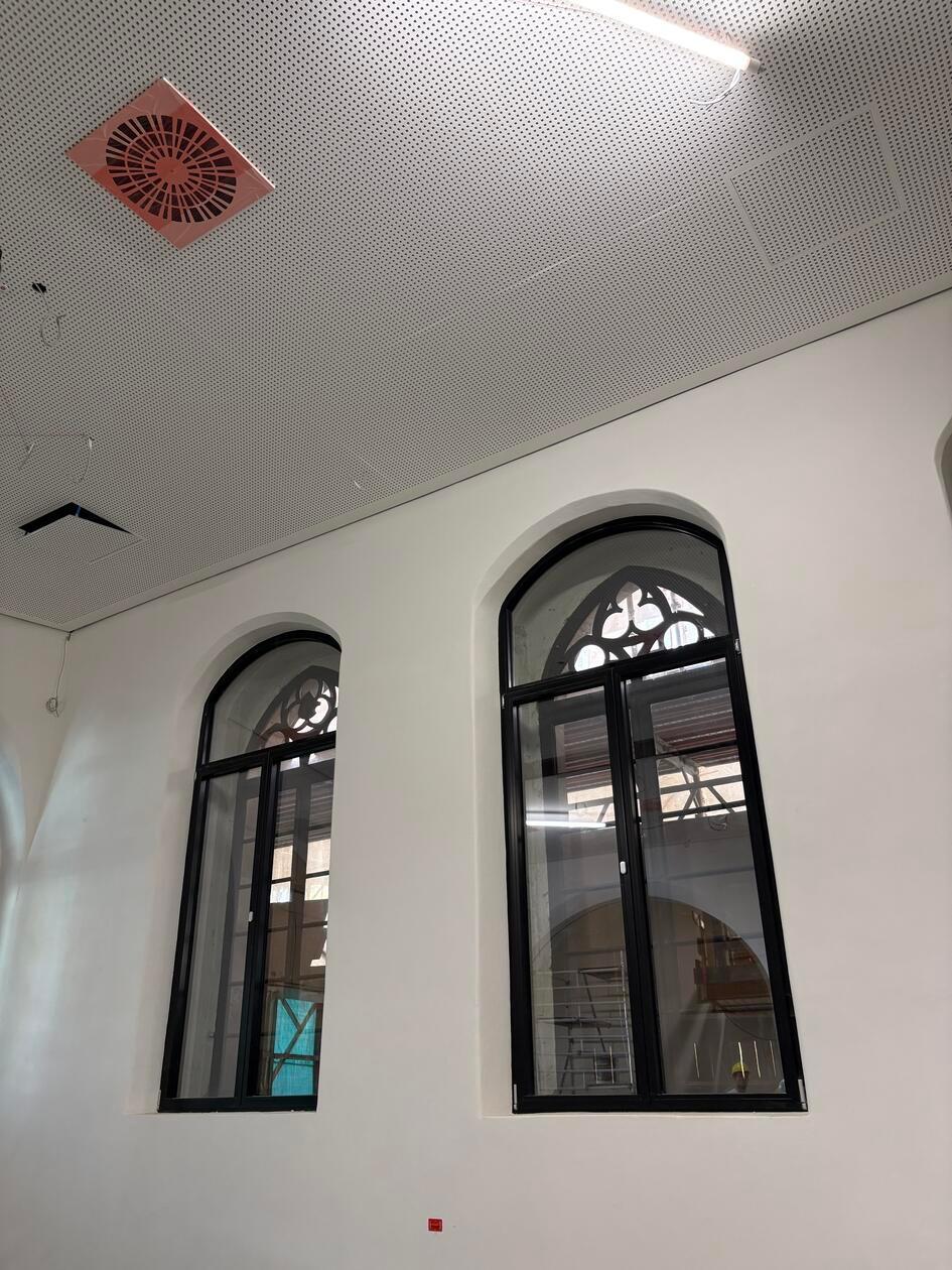 Neue Fenster werden vor die alten gesetzt, um die Wärmedämmung zu gewährleisten. Die Sanierung des Rathauses in Forchheim steckt in den letzten Zügen. OB Martina Hebendanz und die städtische Projektleiterin Claudia Greve laden zu einer exklusiven Begehung ein, um den aktuellen Stand zu sehen. Unsere Redaktion war vor Ort.