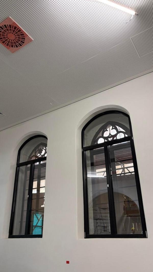 Neue Fenster werden vor die alten gesetzt, um die Wärmedämmung zu gewährleisten. Die Sanierung des Rathauses in Forchheim steckt in den letzten Zügen. OB Martina Hebendanz und die städtische Projektleiterin Claudia Greve laden zu einer exklusiven Begehung ein, um den aktuellen Stand zu sehen. Unsere Redaktion war vor Ort.