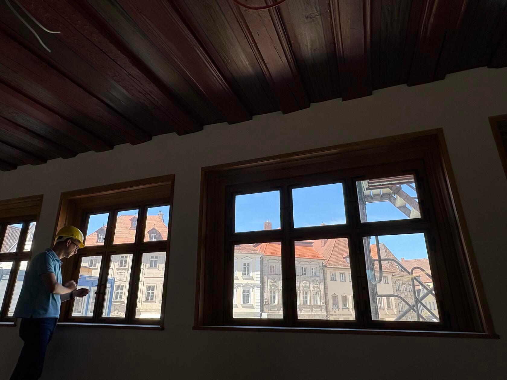 Die Sanierung des Rathauses in Forchheim steckt in den letzten Zügen. OB Martina Hebendanz und die städtische Projektleiterin Claudia Greve laden zu einer exklusiven Begehung ein, um den aktuellen Stand zu sehen. Unsere Redaktion war vor Ort.