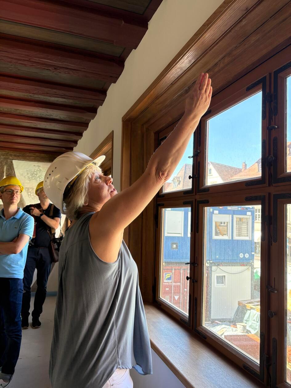 Die Sanierung des Rathauses in Forchheim steckt in den letzten Zügen. OB Martina Hebendanz und die städtische Projektleiterin Claudia Greve laden zu einer exklusiven Begehung ein, um den aktuellen Stand zu sehen. Unsere Redaktion war vor Ort.