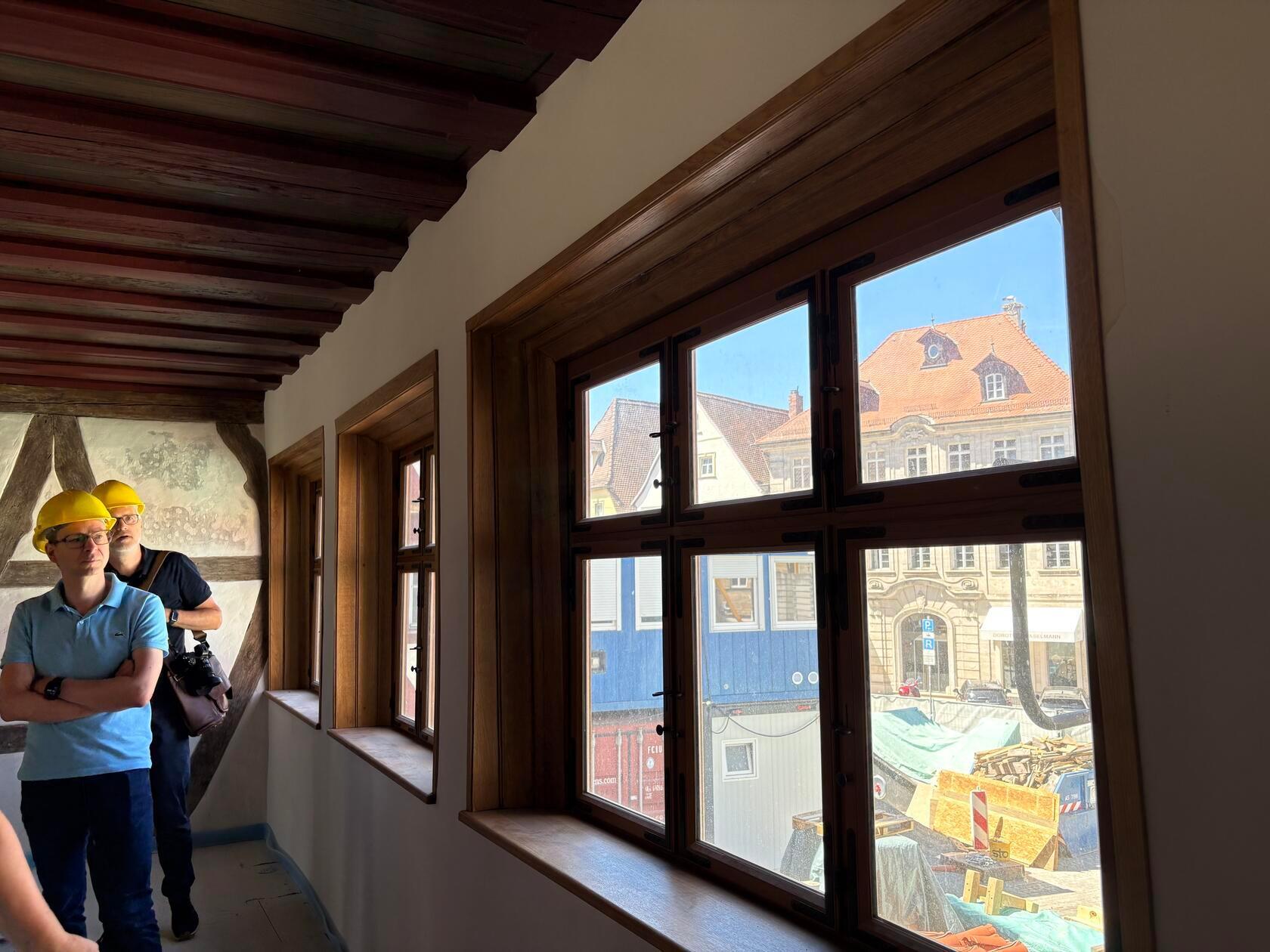 Die Sanierung des Rathauses in Forchheim steckt in den letzten Zügen. OB Martina Hebendanz und die städtische Projektleiterin Claudia Greve laden zu einer exklusiven Begehung ein, um den aktuellen Stand zu sehen. Unsere Redaktion war vor Ort.