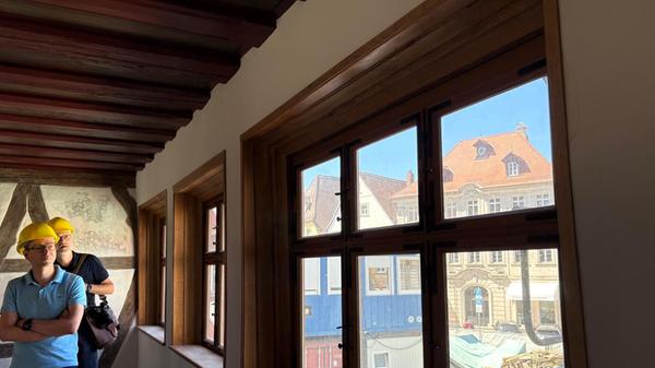 Die Sanierung des Rathauses in Forchheim steckt in den letzten Zügen. OB Martina Hebendanz und die städtische Projektleiterin Claudia Greve laden zu einer exklusiven Begehung ein, um den aktuellen Stand zu sehen. Unsere Redaktion war vor Ort.