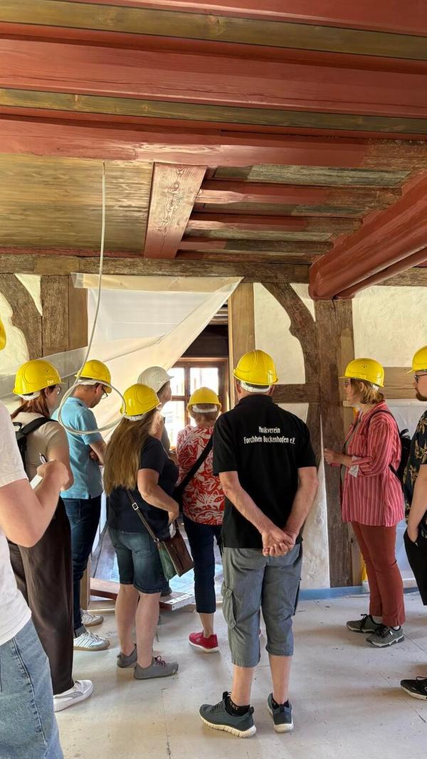 Die Sanierung des Rathauses in Forchheim steckt in den letzten Zügen. OB Martina Hebendanz und die städtische Projektleiterin Claudia Greve laden zu einer exklusiven Begehung ein, um den aktuellen Stand zu sehen. Unsere Redaktion war vor Ort.