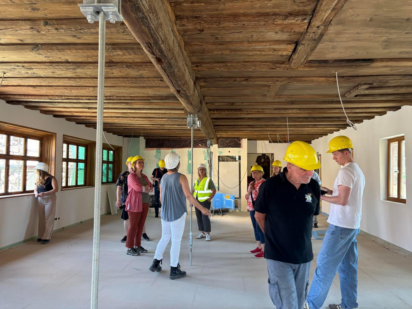 Die Sanierung des Rathauses in Forchheim steckt in den letzten Zügen. OB Martina Hebendanz und die städtische Projektleiterin Claudia Greve laden zu einer exklusiven Begehung ein, um den aktuellen Stand zu sehen. Unsere Redaktion war vor Ort.