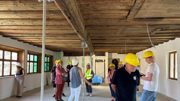 Die Sanierung des Rathauses in Forchheim steckt in den letzten Zügen. OB Martina Hebendanz und die städtische Projektleiterin Claudia Greve laden zu einer exklusiven Begehung ein, um den aktuellen Stand zu sehen. Unsere Redaktion war vor Ort.