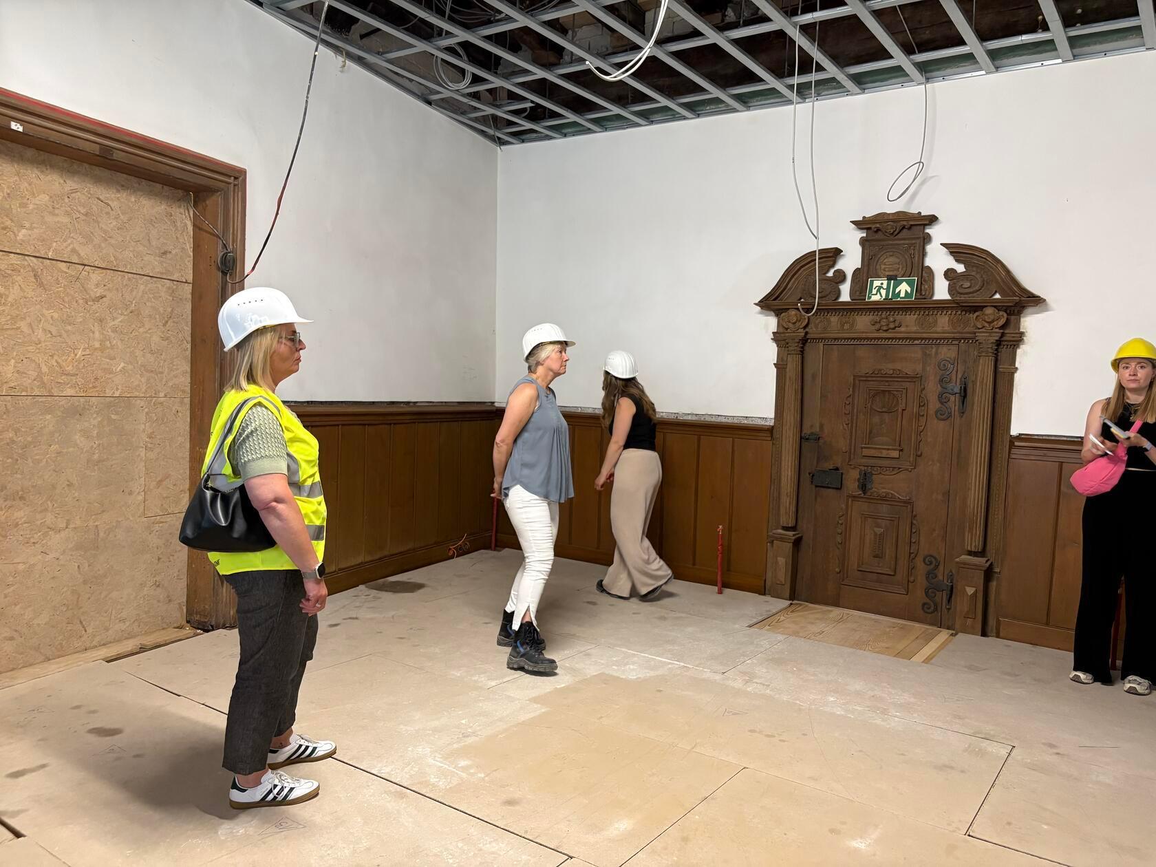 Auf dem Bild zu sehen ist der kleine Rathaussaal. Die Sanierung des Rathauses in Forchheim steckt in den letzten Zügen. OB Martina Hebendanz und die städtische Projektleiterin Claudia Greve laden zu einer exklusiven Begehung ein, um den aktuellen Stand zu sehen. Unsere Redaktion war vor Ort.
