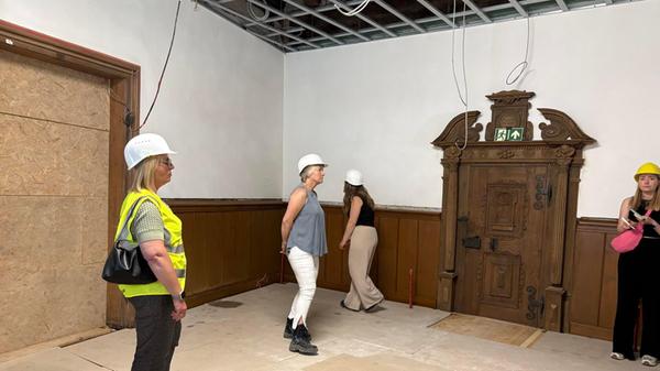 Auf dem Bild zu sehen ist der kleine Rathaussaal. Die Sanierung des Rathauses in Forchheim steckt in den letzten Zügen. OB Martina Hebendanz und die städtische Projektleiterin Claudia Greve laden zu einer exklusiven Begehung ein, um den aktuellen Stand zu sehen. Unsere Redaktion war vor Ort.