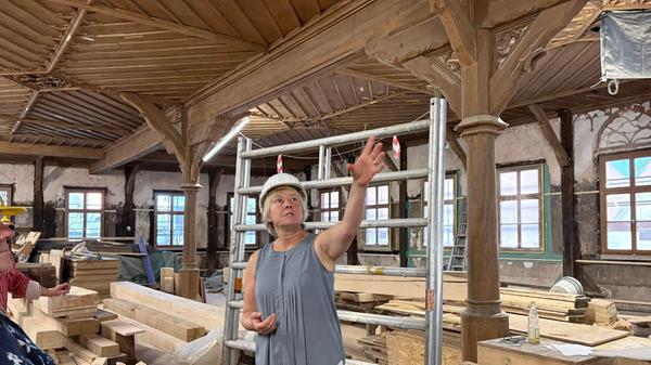 Auf dem Bild zu sehen ist der große Rathaussaal.Die Sanierung des Rathauses in Forchheim steckt in den letzten Zügen. OB Martina Hebendanz und die städtische Projektleiterin Claudia Greve laden zu einer exklusiven Begehung ein, um den aktuellen Stand zu sehen. Unsere Redaktion war vor Ort.