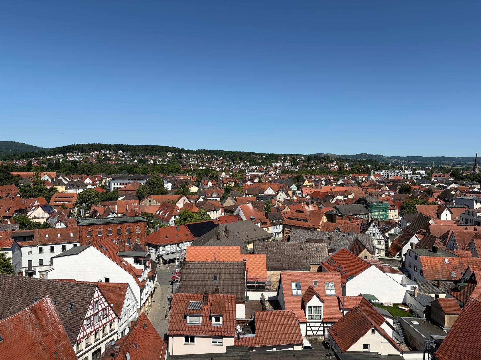 Die Sanierung des Rathauses in Forchheim steckt in den letzten Zügen. OB Martina Hebendanz und die städtische Projektleiterin Claudia Greve laden zu einer exklusiven Begehung ein, um den aktuellen Stand zu sehen. Unsere Redaktion war vor Ort.
