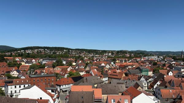Die Sanierung des Rathauses in Forchheim steckt in den letzten Zügen. OB Martina Hebendanz und die städtische Projektleiterin Claudia Greve laden zu einer exklusiven Begehung ein, um den aktuellen Stand zu sehen. Unsere Redaktion war vor Ort.