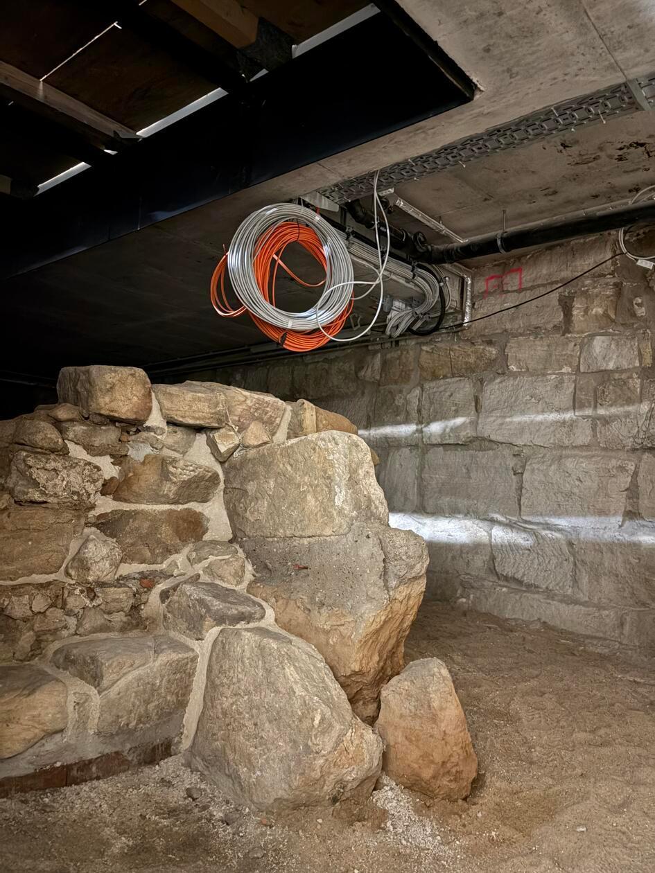 Archäologische Funde, die während der Sanierung auftauchen, sollen geschützt werden. Die Sanierung des Rathauses in Forchheim steckt in den letzten Zügen. OB Martina Hebendanz und die städtische Projektleiterin Claudia Greve laden zu einer exklusiven Begehung ein, um den aktuellen Stand zu sehen. Unsere Redaktion war vor Ort.