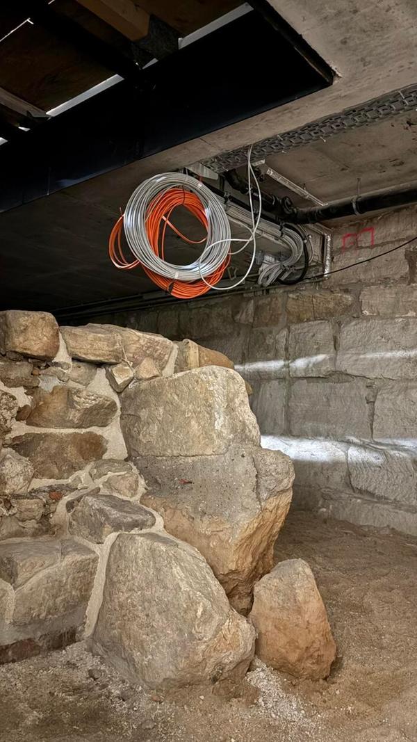 Archäologische Funde, die während der Sanierung auftauchen, sollen geschützt werden. Die Sanierung des Rathauses in Forchheim steckt in den letzten Zügen. OB Martina Hebendanz und die städtische Projektleiterin Claudia Greve laden zu einer exklusiven Begehung ein, um den aktuellen Stand zu sehen. Unsere Redaktion war vor Ort.