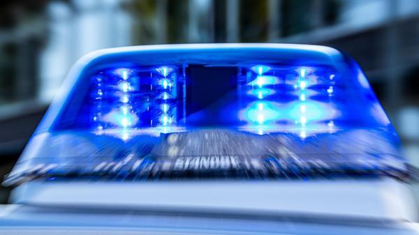 Das Blaulicht an einem Polizeiwagen ist eingeschal
