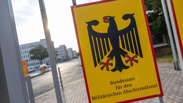 Ein Schild für das Amt für den Militärischen Absch