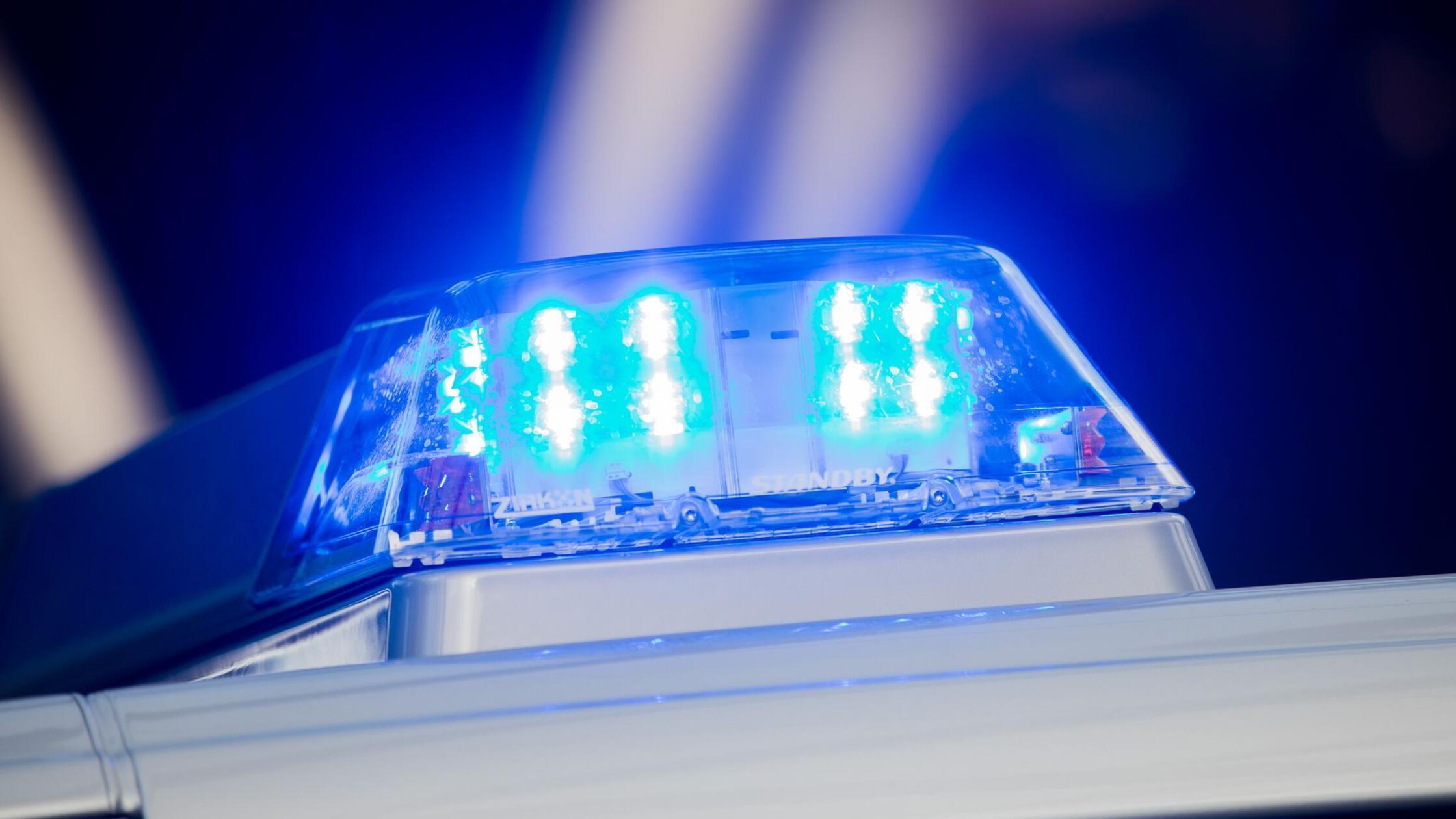 Ein Blaulicht leuchtet auf dem Streifenwagen der P