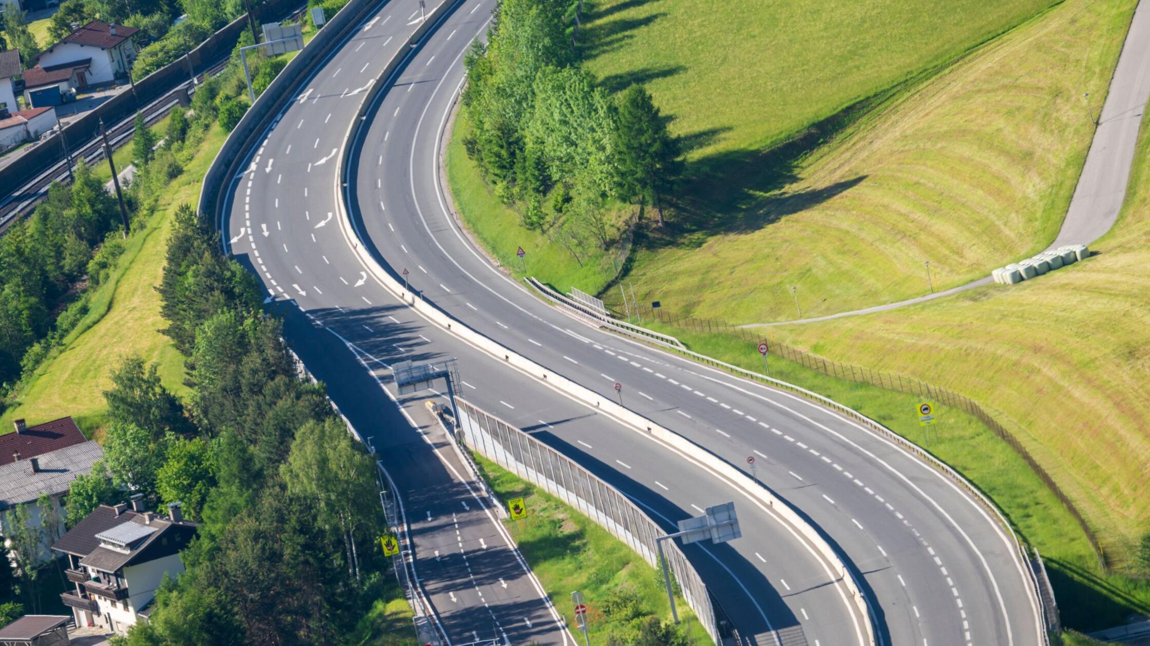 Keine Fahrzeuge sind kurz vor der Sperrung auf der