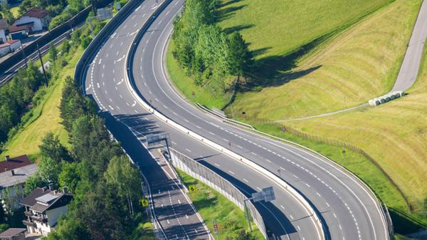 Keine Fahrzeuge sind kurz vor der Sperrung auf der