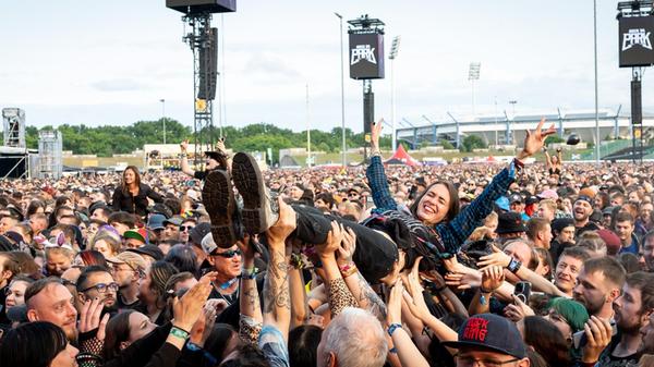 Eine Zuschauerin wird beim Open-Air-Festival «Rock