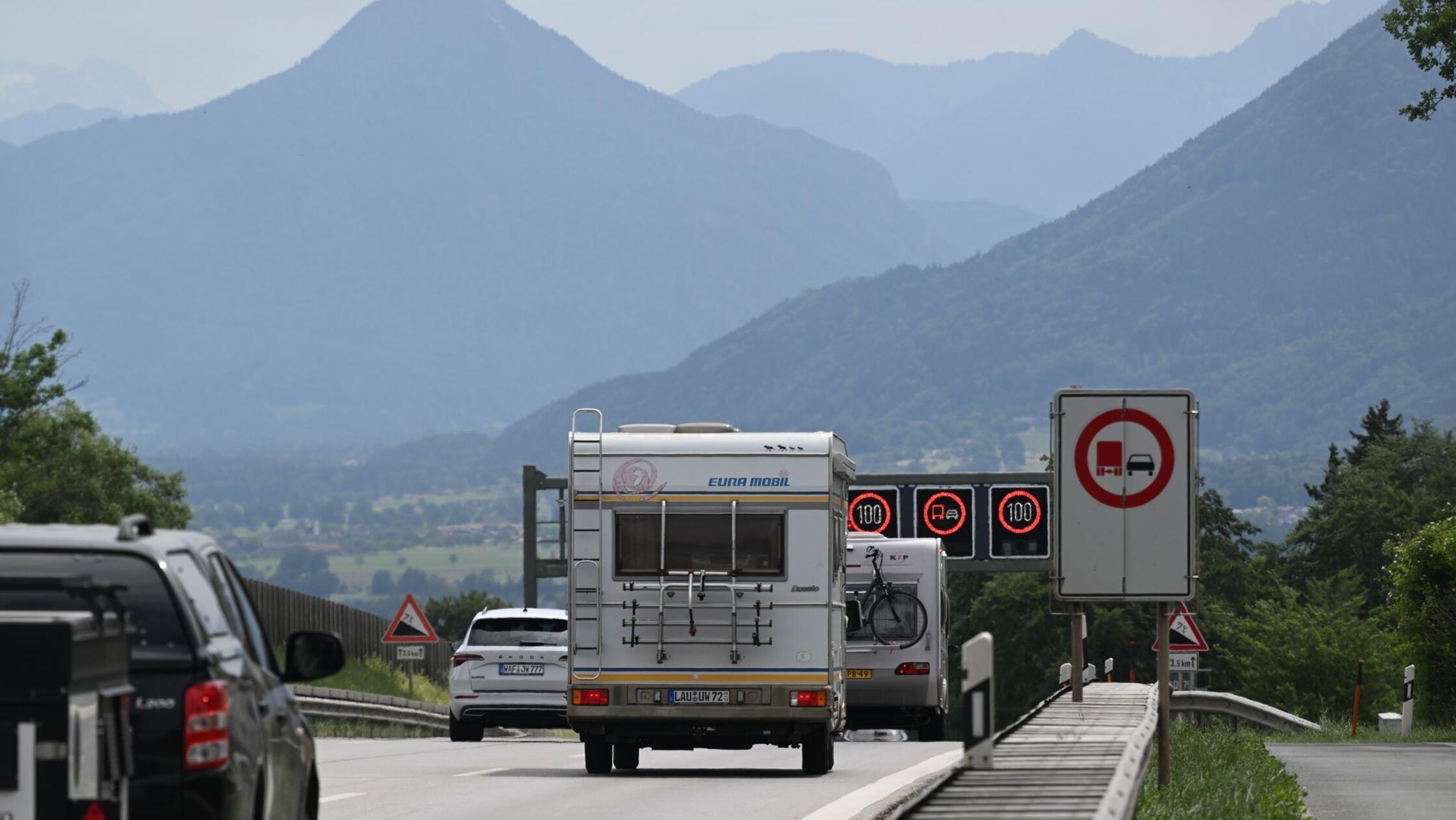 Fahrzeuge fahren bei Irschenberg auf der A8 Richtu