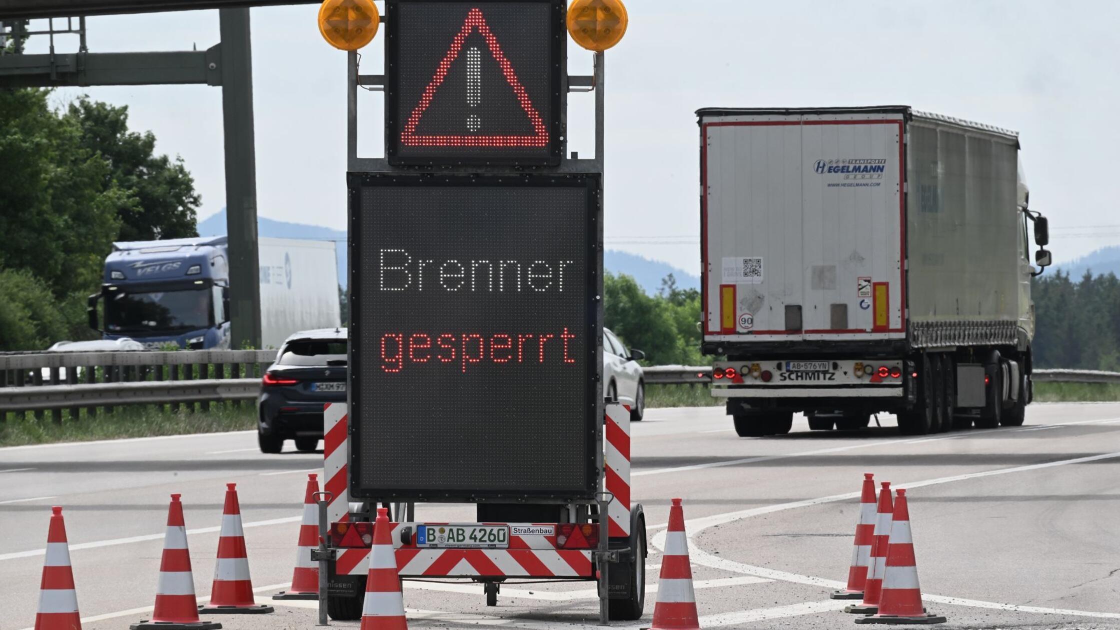 An der Ausfahrt einer Raststätte nahe Holzkirchen 