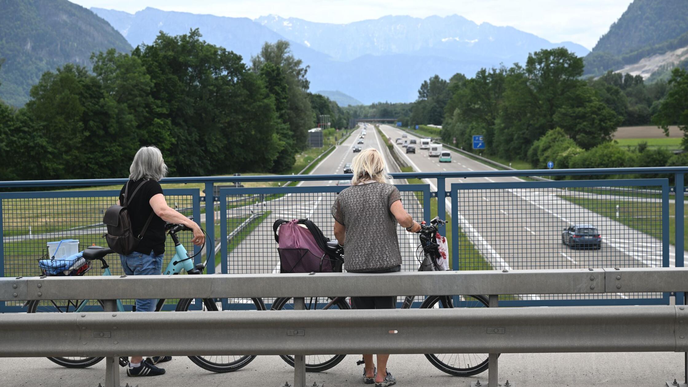Betty und Burgi aus Neubeuern stehen mit Fahrräder